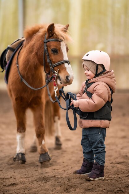 Foto vista trasera de un hombre montando un caballo