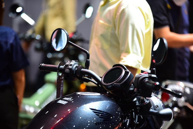 Foto vista trasera de un hombre montando un scooter en la calle