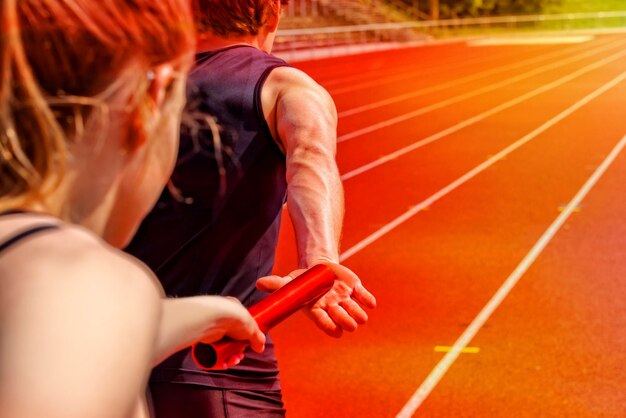 Foto vista trasera de un hombre y una mujer en la pista de atletismo