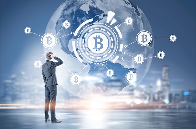 Vista trasera de un hombre de negocios confundido rascándose la cabeza y pensando. Un retrato aislado. Holograma de Bitcoin en el cielo nocturno de una ciudad. Doble exposición de imagen tonificada. Elementos de esta imagen proporcionados por la NASA