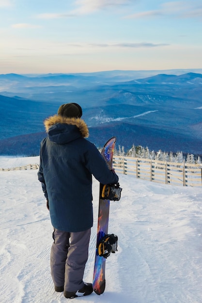 Foto vista trasera del hombre en la nieve