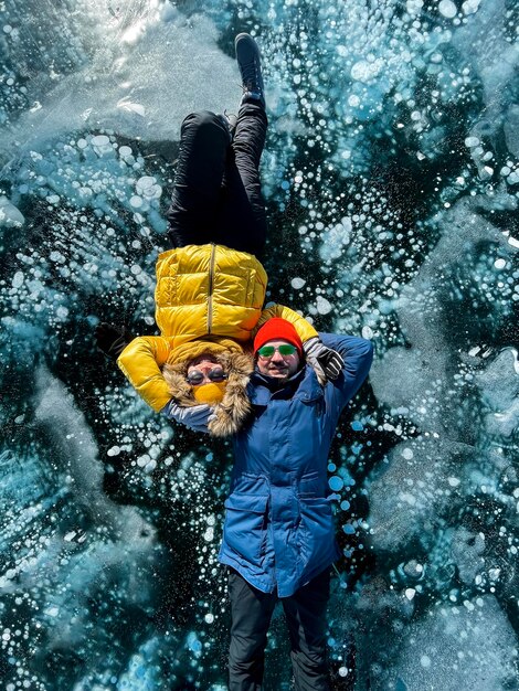 Foto vista trasera de un hombre de pie en el agua.