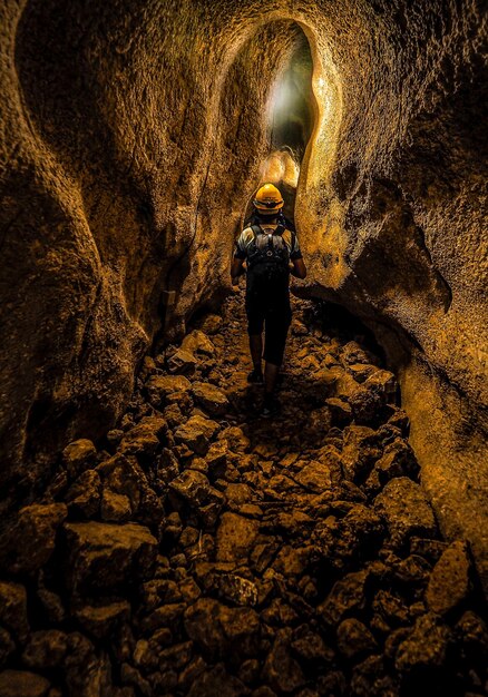 Foto vista trasera de un hombre de pie en la cueva