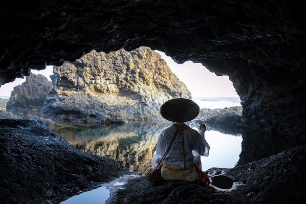 Foto vista trasera de un hombre de pie en la cueva