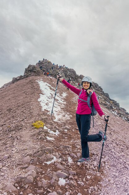 Foto vista trasera de un hombre de pie en la montaña contra el cielo