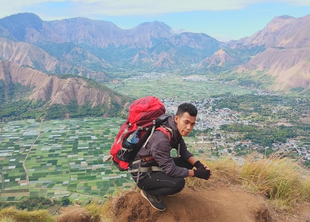 Foto vista trasera de un hombre de pie en la montaña