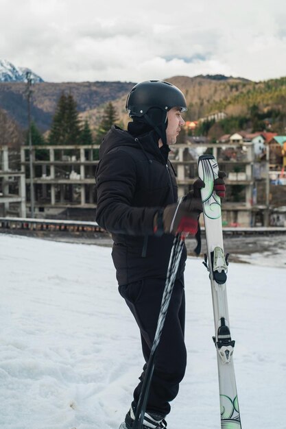 Foto vista trasera de un hombre de pie en la nieve