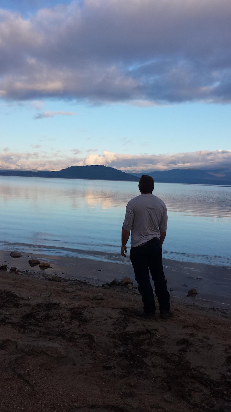 Foto vista trasera de un hombre de pie en la playa