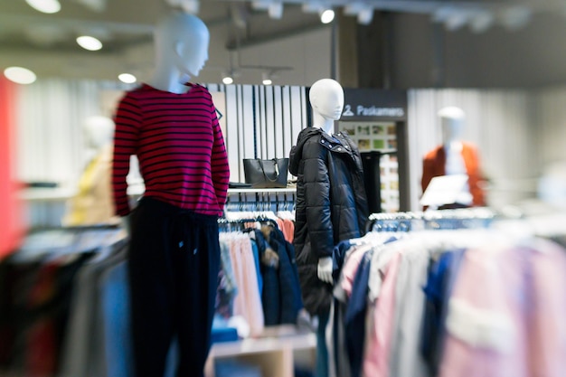 Vista trasera del hombre de pie en la tienda