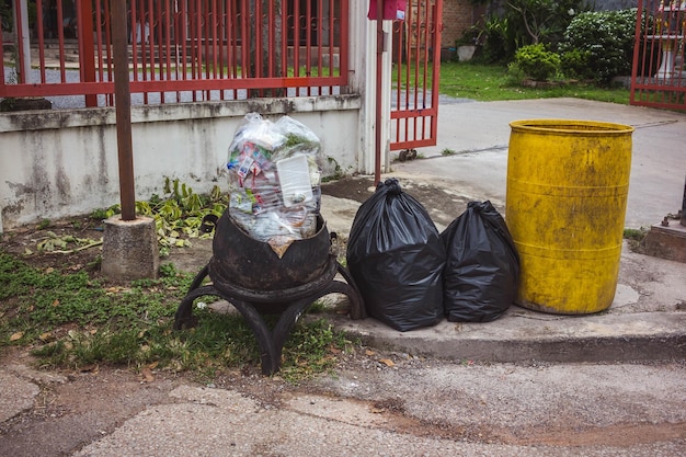 Foto vista trasera de un hombre en un sendero por una calle de la ciudad