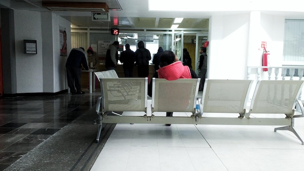 Vista trasera de un hombre sentado en el metro