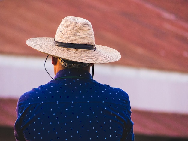 Foto vista trasera de un hombre con sombrero mientras está de pie al aire libre