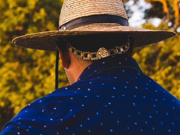 Foto vista trasera de un hombre con sombrero