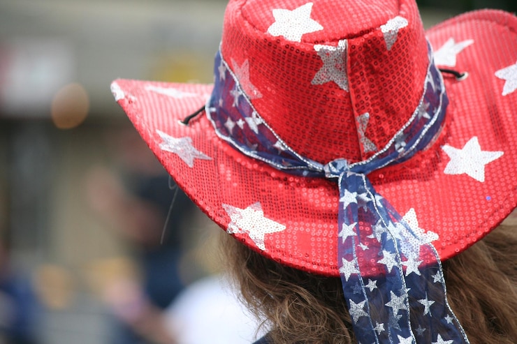 Foto vista trasera de un hombre con sombrero