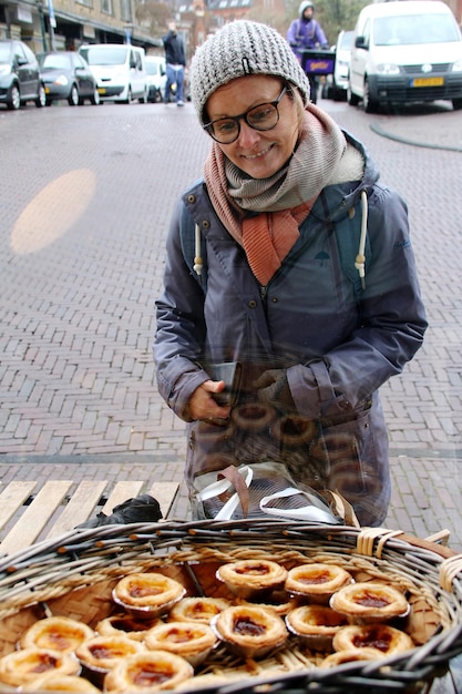 Foto vista trasera de un hombre sosteniendo comida en la calle