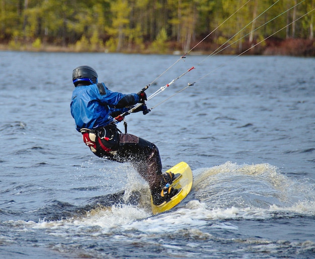 Foto vista trasera de un hombre surfeando en un río