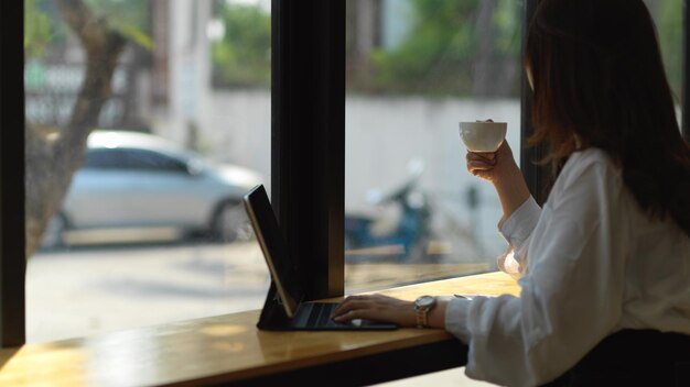 Vista trasera de un hombre con una taza de café
