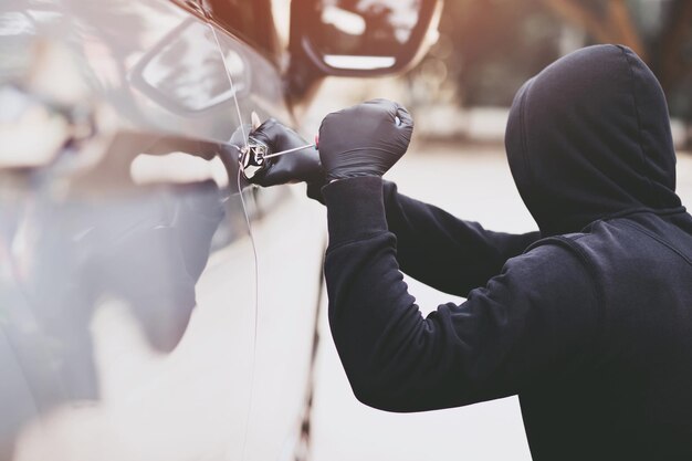 Foto vista trasera de un hombre trabajando en una motocicleta