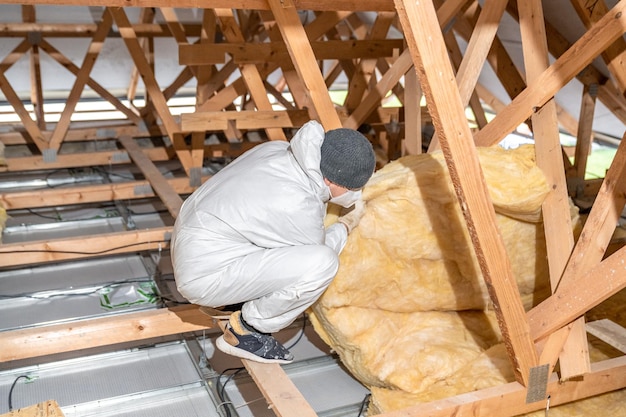 Vista trasera de un hombre trabajando en un sitio de construcción