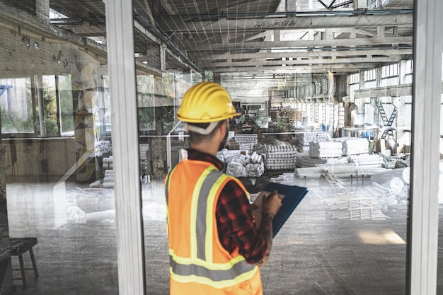 Foto vista trasera de un hombre trabajando en un sitio de construcción