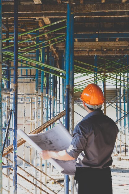 Foto vista trasera del hombre trabajando