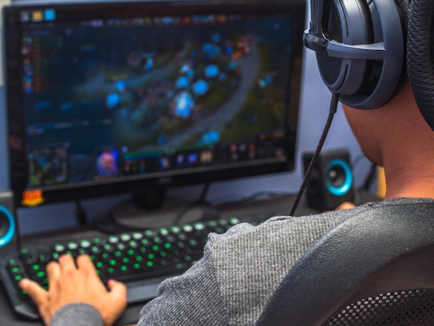 Vista trasera de un hombre usando una computadora en casa