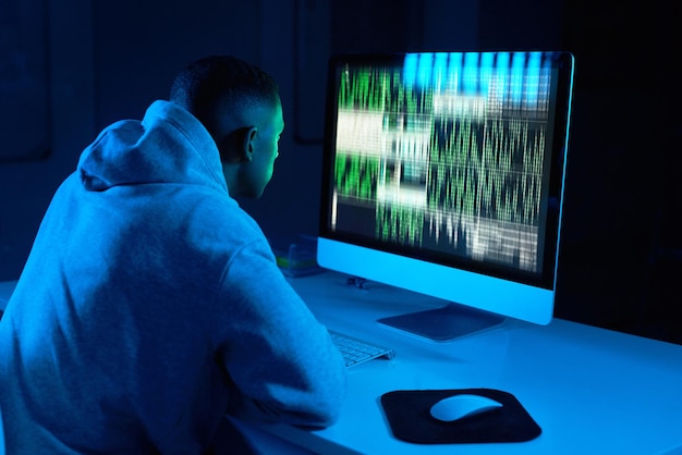 Foto vista trasera de un hombre usando una computadora portátil en casa
