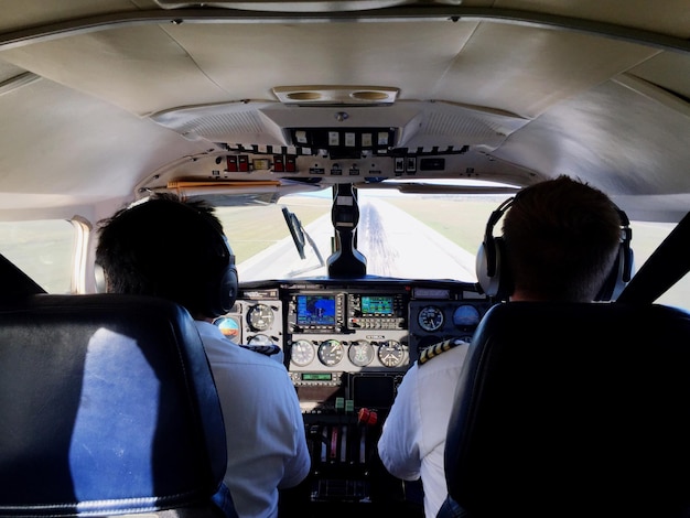 Foto vista trasera de los hombres en el avión