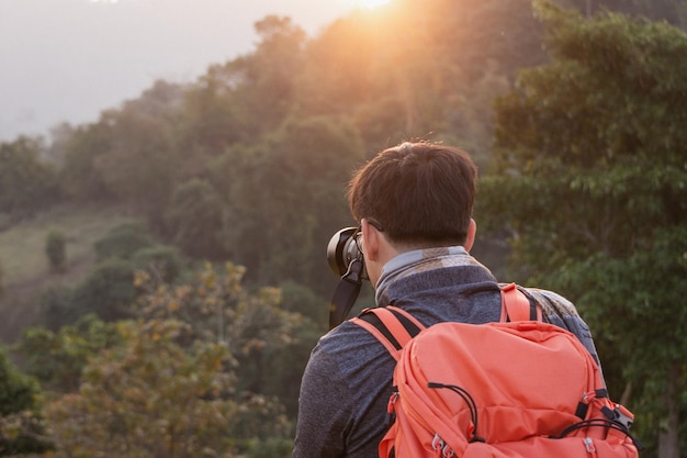 Vista trasera de los hombres contra los árboles contra el cielo