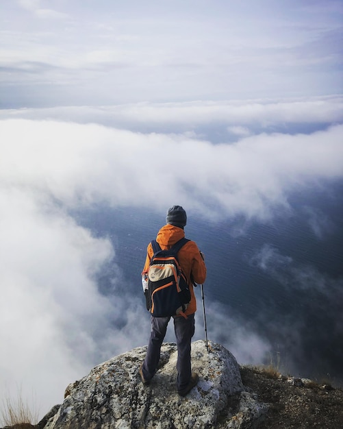 Vista trasera de hombres en la montaña contra el cielo