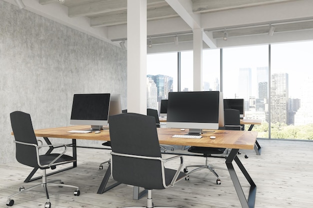 Vista trasera del interior de una oficina abierta con pilares, computadoras sobre mesas de madera y ventanas panorámicas. representación 3d, maqueta