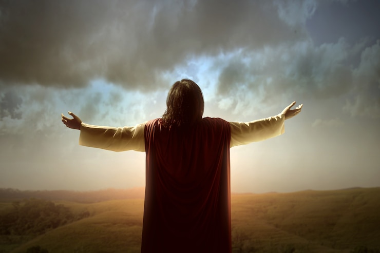 Foto vista trasera de jesucristo levantó las manos y orando a dios con un cielo del amanecer