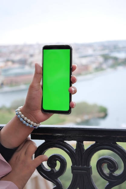 Foto vista trasera de un joven que usa un teléfono inteligente al aire libre