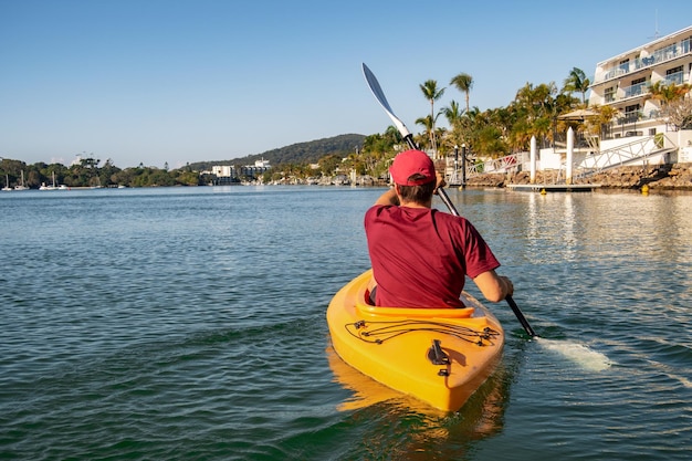 Vista trasera del kayak turístico en un río en un día soleado en NoosaQueenslandAustraliaCopy Space