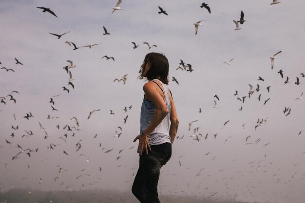 Foto vista trasera de longitud completa de las aves voladoras femeninas