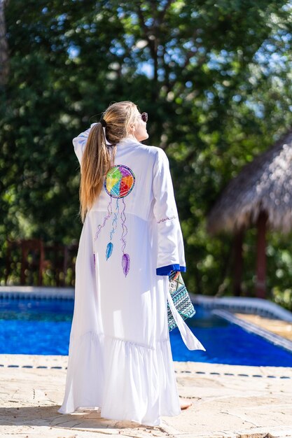 Vista trasera de una modelo con un vestido de seda