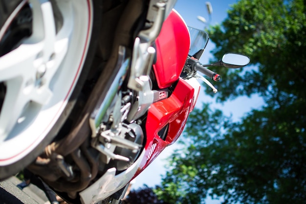 Foto vista trasera de motocicleta clásica con tubos de escape cromados