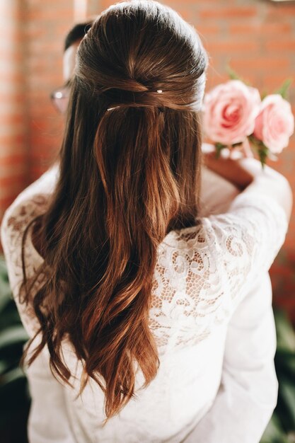 Foto vista trasera de una mujer abrazando a un hombre durante la boda