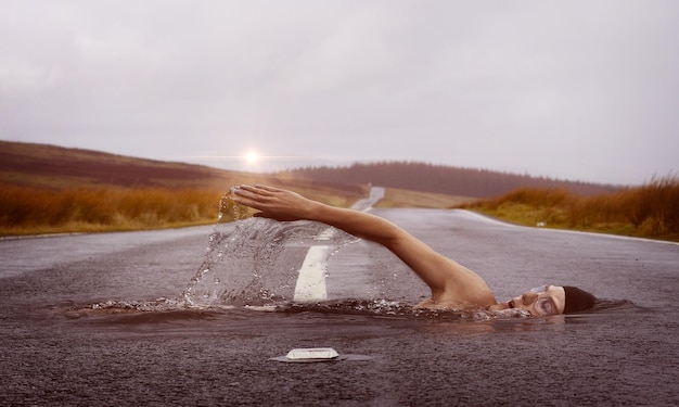 Foto vista trasera de una mujer en el agua