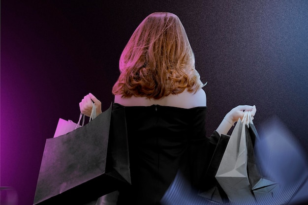 vista trasera, de, un, mujer asiática, proceso de llevar, un, bolsa de compras