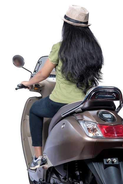 vista trasera, de, mujer asiática, con, un, sombrero, sentado, en, un, scooter