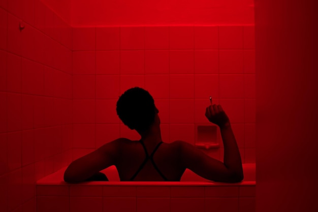 Vista trasera de una mujer en la bañera