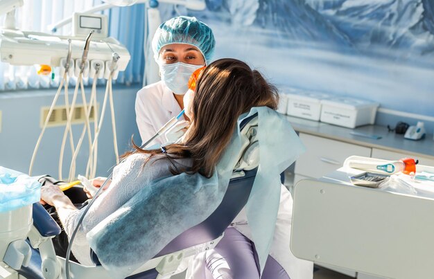 Vista trasera de una mujer con los brazos levantados