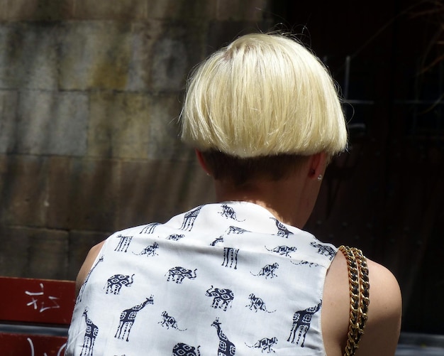 Foto vista trasera de una mujer con el cabello corto