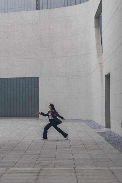 Foto vista trasera de una mujer caminando por la calle