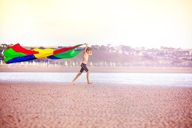 Foto vista trasera de una mujer caminando por la playa