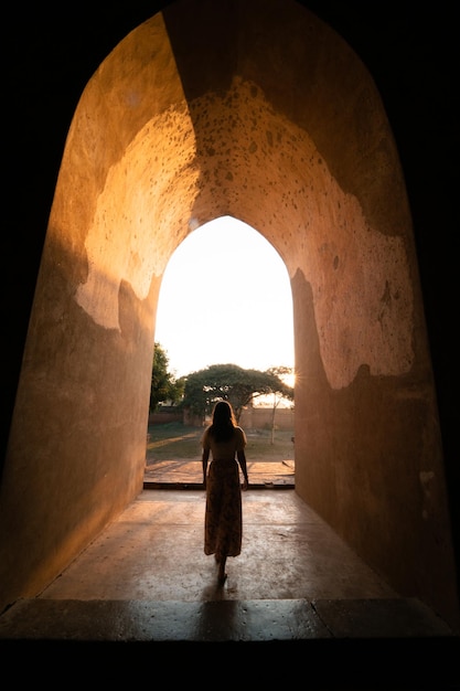 Foto vista trasera de una mujer caminando en un túnel