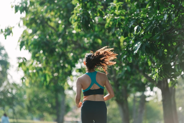 Vista trasera de una mujer corriendo en el parque