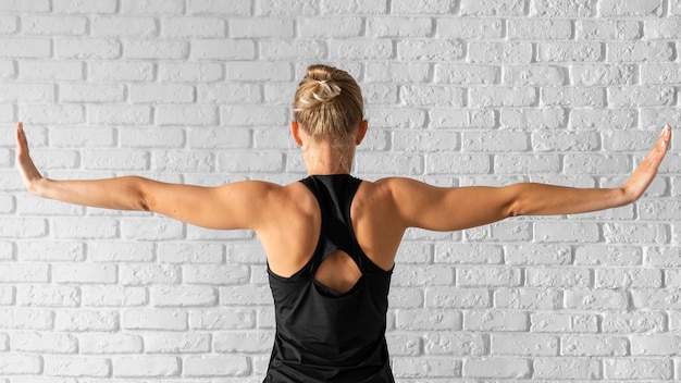 Vista trasera mujer en forma de tiro medio