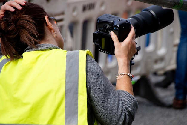 Foto vista trasera de una mujer fotografiando